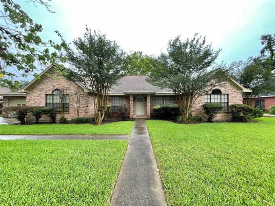 Backyard, Exterior, Facade, Brick Facade, Ranch