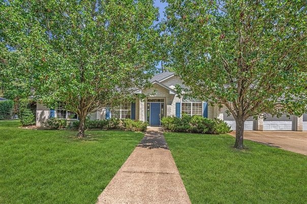 Backyard, Exterior, Facade, Ranch