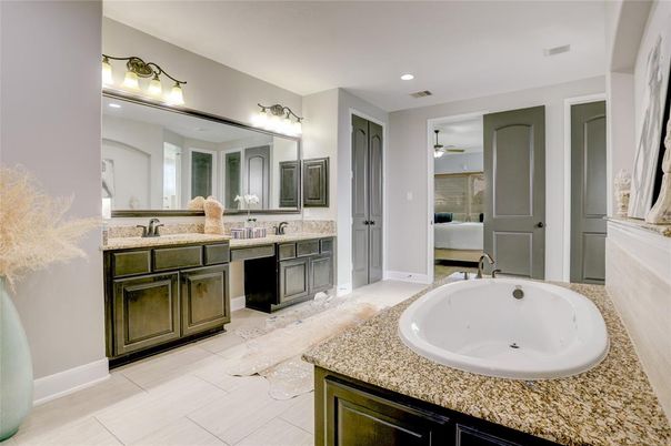 Bathroom, Dual Sink Vanities, Interior, Recessed Lighting