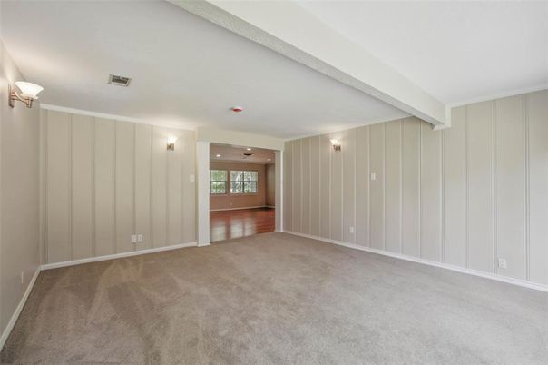 Empty room, Interior