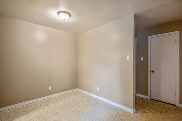 Empty room, Interior