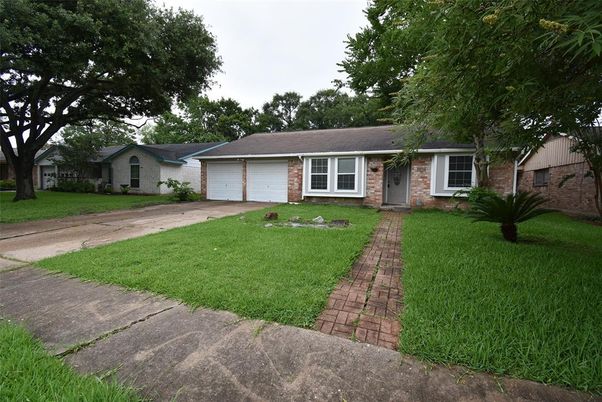 Attached, Exterior, Facade, Ranch