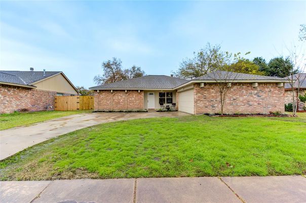 Backyard, Exterior, Facade, Brick Facade, Ranch