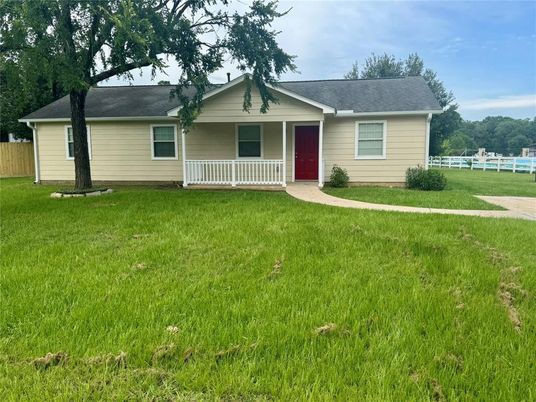 Backyard, Exterior, Facade, Ranch
