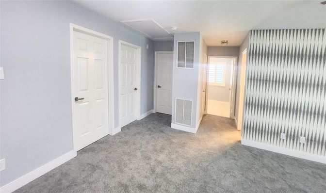 Empty room, Interior