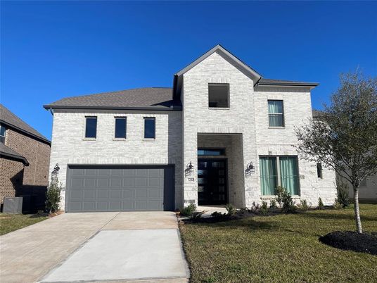 Attached, Exterior, Facade, Brick Traditional