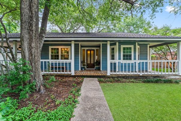 Exterior, Facade, Ranch