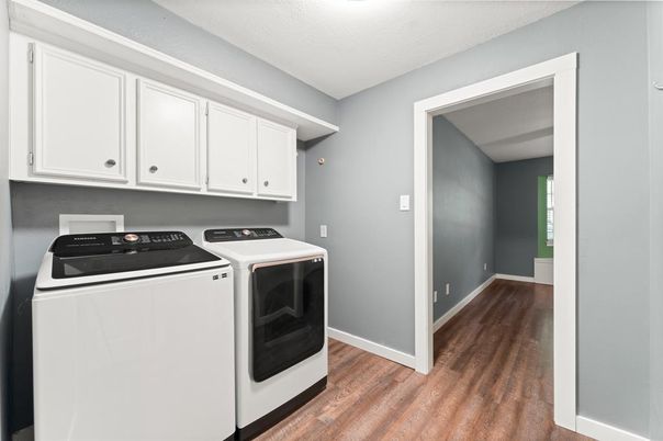 Interior, Washer, Wood Texture Flooring