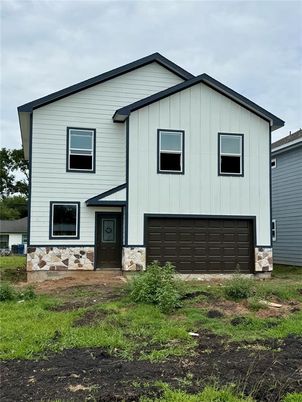 Attached, Exterior, Facade, Farmhouse