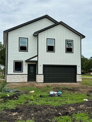Attached, Exterior, Facade, Farmhouse