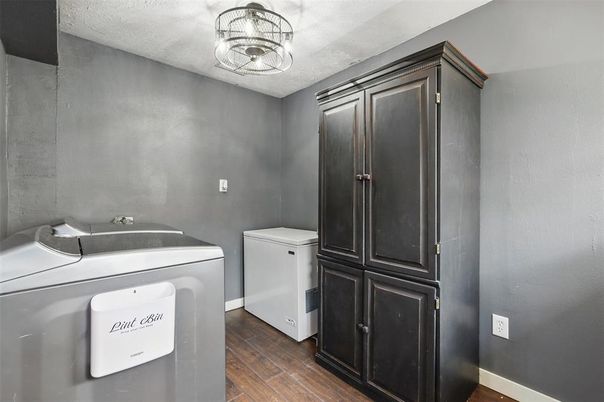 Interior, Washer, Wood Texture Flooring