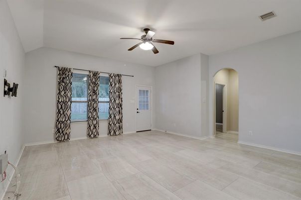 Empty room, Interior