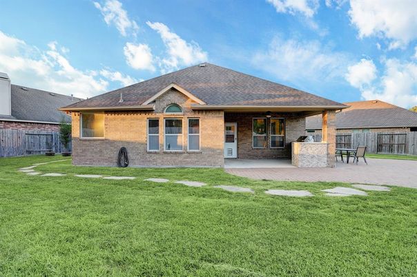 Backyard, Exterior, Facade, Brick Facade, Ranch