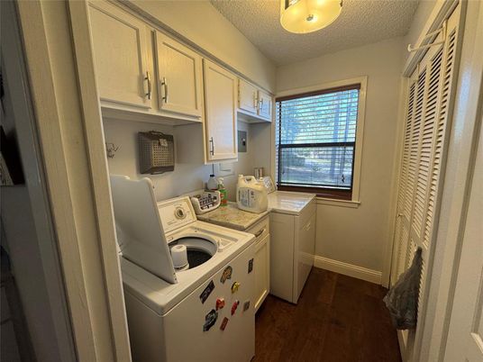 Interior, Washer, Wood Texture Flooring