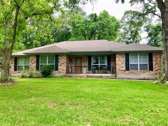 Backyard, Exterior, Facade, Brick Facade, Ranch