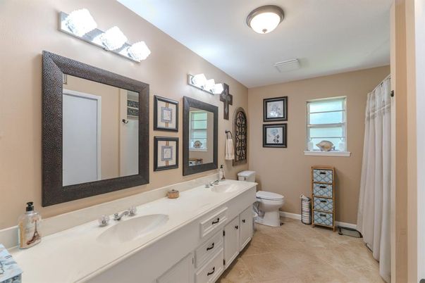 Bathroom, Dual Sink Vanities, Interior
