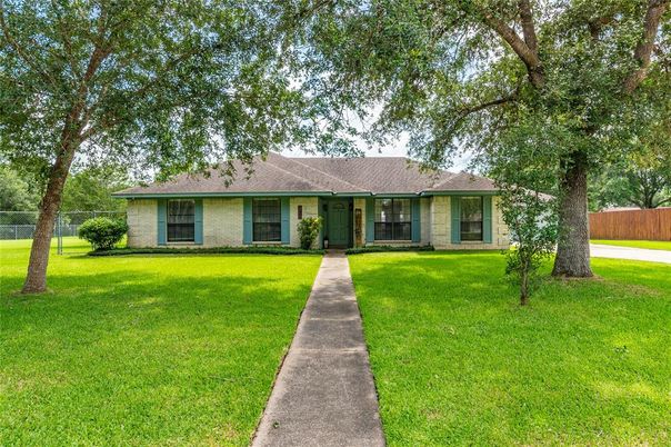Backyard, Exterior, Facade, Ranch