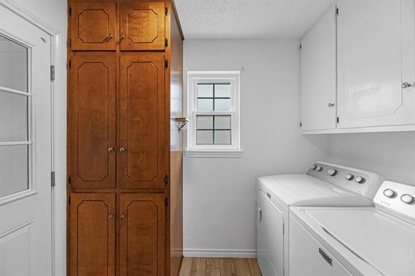 Interior, Washer, Wood Texture Flooring