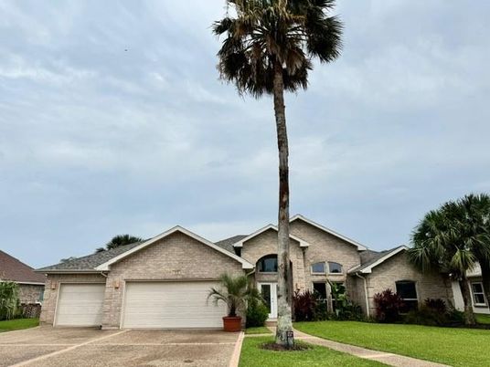 Attached, Exterior, Facade, Ranch