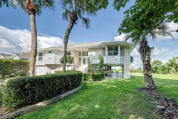 Backyard, Exterior, Facade, Raised Ranch