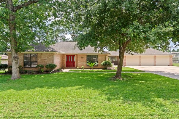 Attached, Backyard, Exterior, Facade, Brick Facade, Ranch