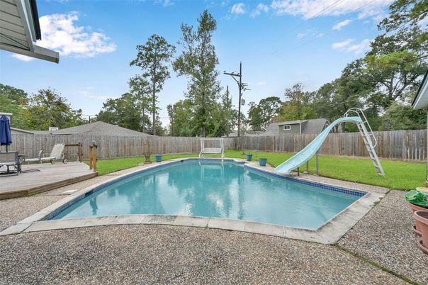 Exterior, Playground, Pool