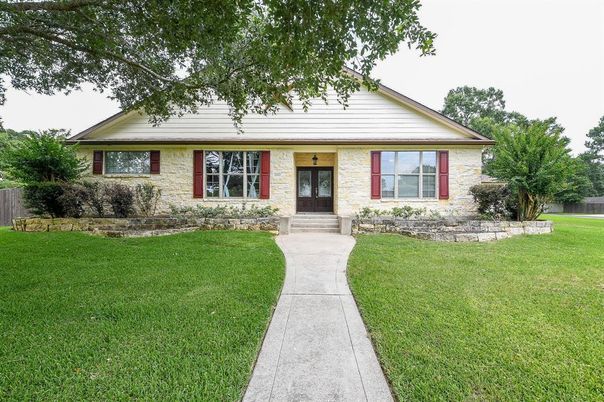 Exterior, Facade, Ranch