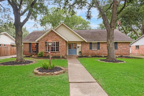 Exterior, Facade, Brick Facade, Ranch