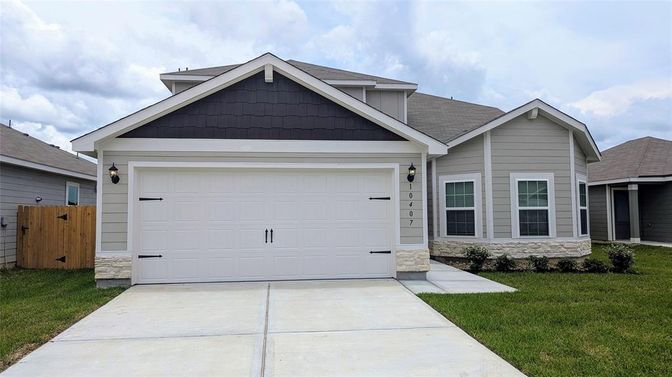 Attached, Exterior, Facade, American Craftsman
