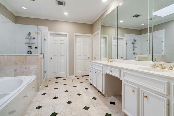 Bathroom, Dual Sink Vanities, Interior, Recessed Lighting