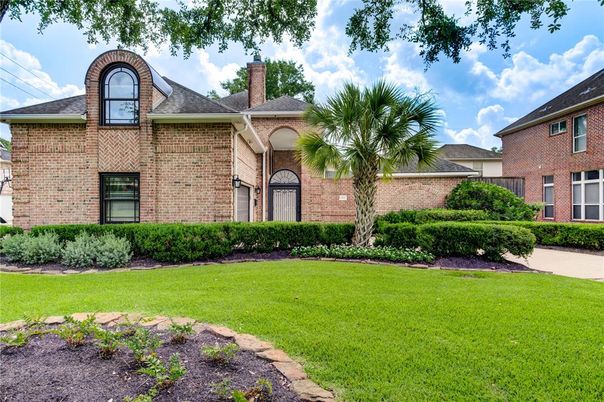Backyard, Exterior, Facade, Brick Facade, French Provincial