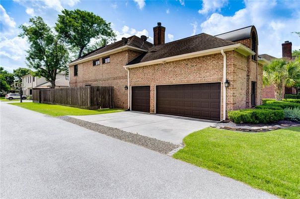 Attached, Exterior, Facade, Brick Facade, Georgian