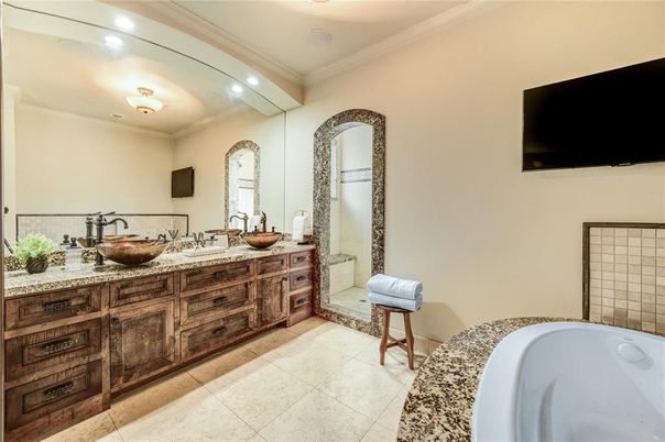 Bathroom, Dual Sink Vanities, Interior, Recessed Lighting