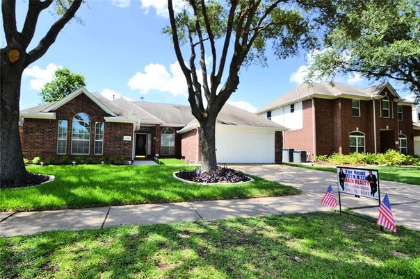 Backyard, Exterior, Facade, Brick Facade, Split Level