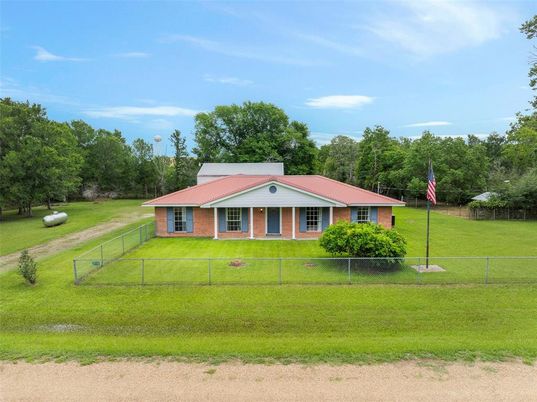 Backyard, Exterior, Facade, Brick Facade, Ranch