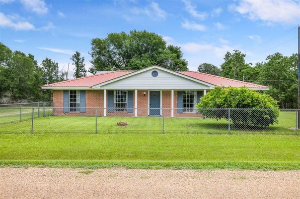 Backyard, Exterior, Facade, Brick Facade, Ranch