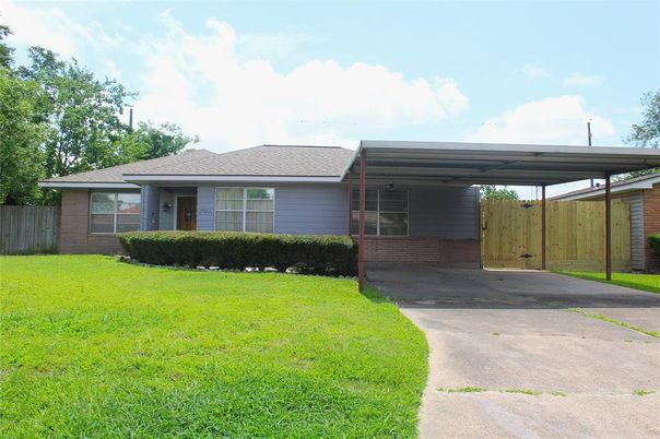 Backyard, Exterior, Facade, Brick Facade, Ranch