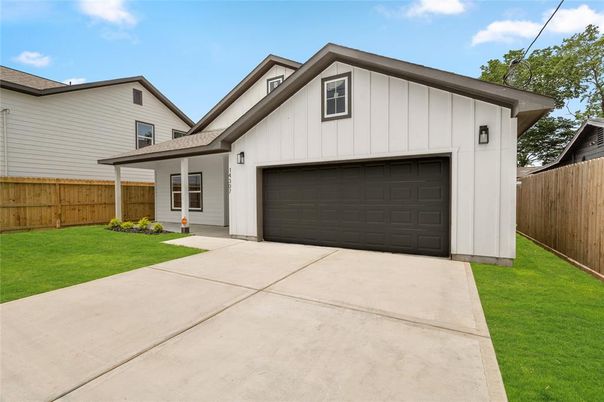 Attached, Exterior, Facade, Farmhouse