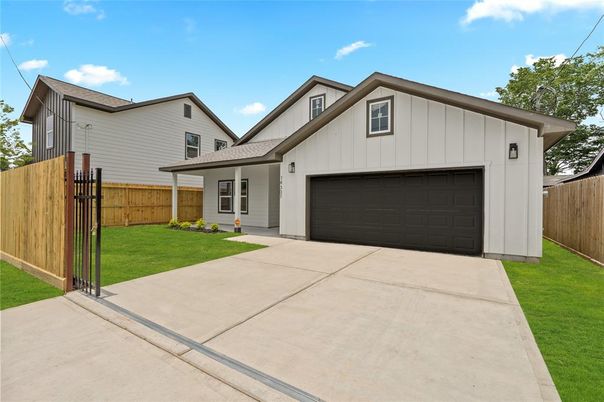 Attached, Exterior, Facade, Farmhouse