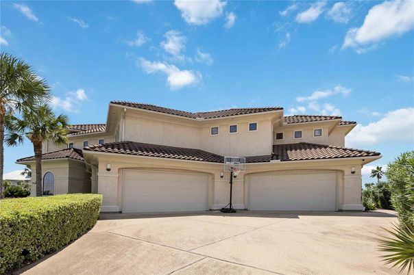 Attached, Exterior, Facade, Mediterranean