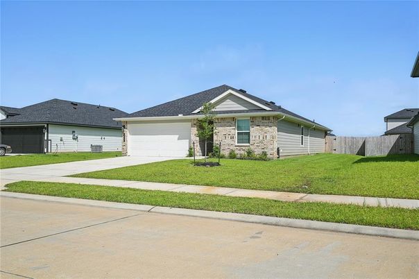 Attached, Exterior, Facade, Ranch