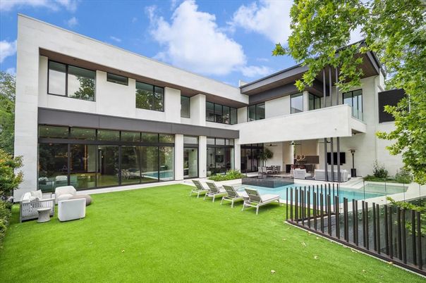 Backyard, Exterior, Facade, Pool, Modern
