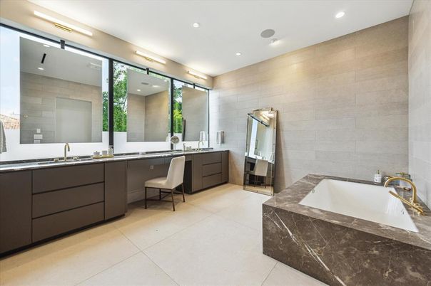 Bathroom, Dual Sink Vanities, Interior, Recessed Lighting