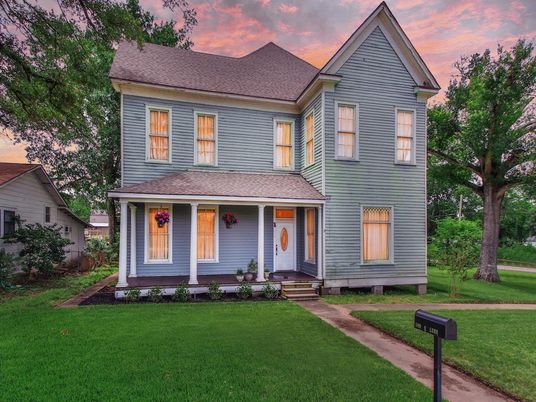 Exterior, Facade, Queen Anne Victorian