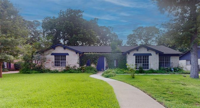 Backyard, Exterior, Facade, Brick Facade, Ranch