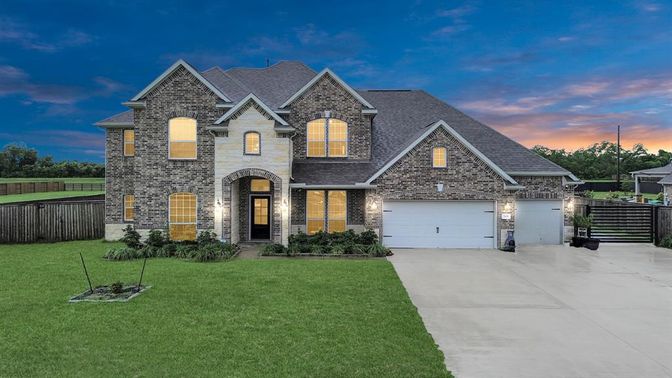 Attached, Exterior, Facade, Brick Traditional