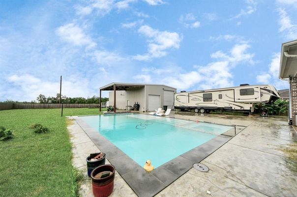 Exterior, Pool