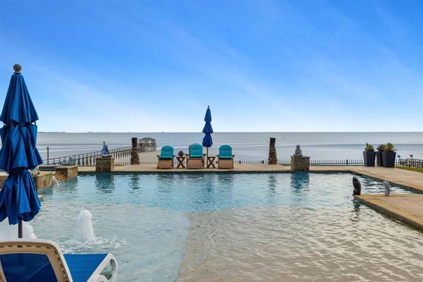 Exterior, Pool, Water