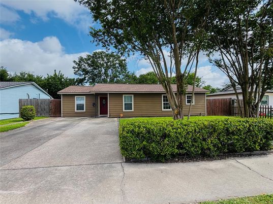Exterior, Facade, Ranch
