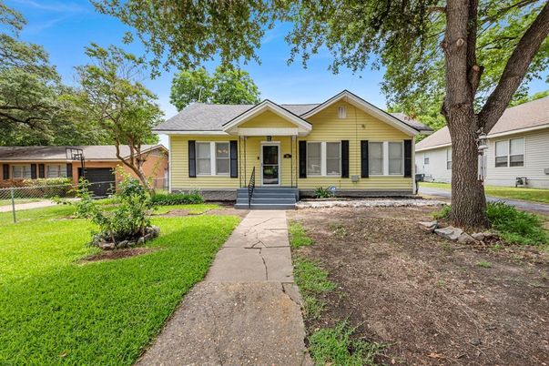 Exterior, Facade, Ranch